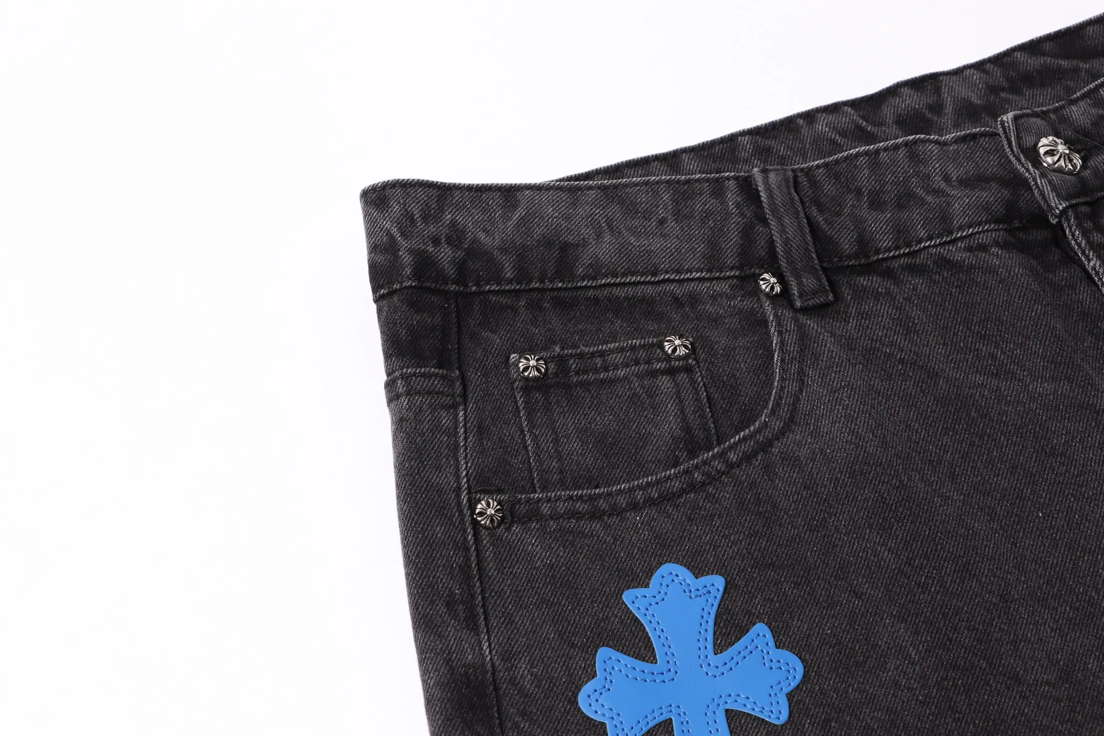 P240 Style number: H31 Croxin & 𝐂𝐡𝐫𝐨𝐦𝐞 𝐇𝐞𝐚𝐫𝐭 ss25 black pants blue leather Sanskrit leather limited edition patchwork jeans. Styles with different washed textures are very friendly to people with thin legs. The slightly flared version perfectly modifies the leg shape. The timeless and moderate length makes it easy to match and match. It is the basis for various styles and is a must-have in your wardrobe! The fabric is stiff but also makes the upper body soft without losing texture. The washing process is even more perfect. It is a must-have item for everyone! ! ! Washed wheat, hang tag, pants label, three labels complete Color: black Size: 30-32-34-36